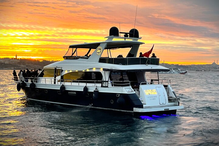 Luxe jachtcruise op de Bosporus van Istanbul bij zonsondergang, met iconische bezienswaardigheden, foto 6 | wizardtrip
