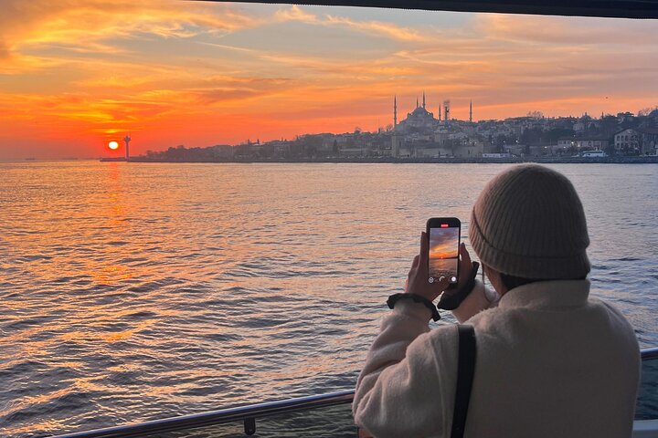 Luxe jachtcruise op de Bosporus van Istanbul bij zonsondergang, met iconische bezienswaardigheden, foto 7 | wizardtrip