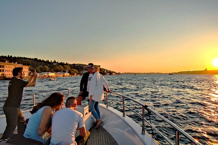 Luxe jachtcruise op de Bosporus van Istanbul bij zonsondergang, met iconische bezienswaardigheden, foto 8 | wizardtrip