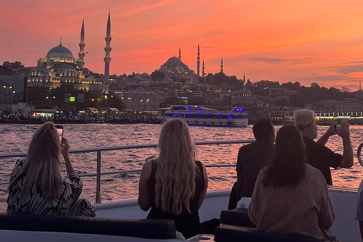 Luxe jachtcruise op de Bosporus van Istanbul bij zonsondergang, met iconische bezienswaardigheden, foto 9 | wizardtrip
