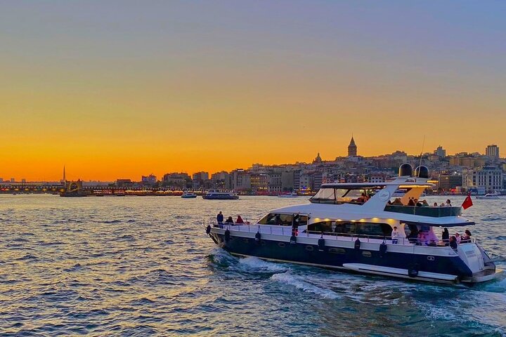 Luxe jachtcruise op de Bosporus van Istanbul bij zonsondergang, met iconische bezienswaardigheden, foto 11 | wizardtrip