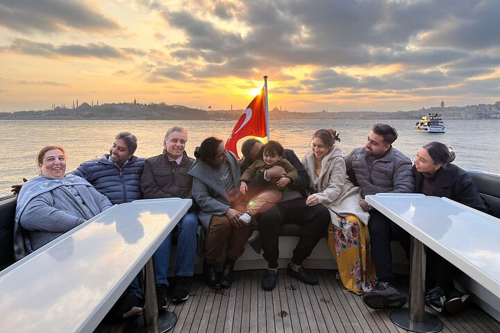 Luxe jachtcruise op de Bosporus van Istanbul bij zonsondergang, met iconische bezienswaardigheden, foto 13 | wizardtrip