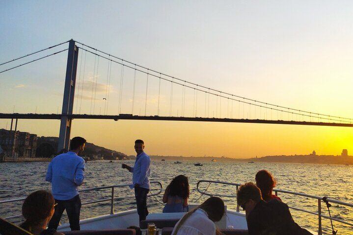 Luxe jachtcruise op de Bosporus van Istanbul bij zonsondergang, met iconische bezienswaardigheden, foto 14 | wizardtrip