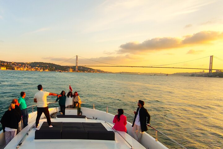 Luxe jachtcruise op de Bosporus van Istanbul bij zonsondergang, met iconische bezienswaardigheden, foto 15 | wizardtrip