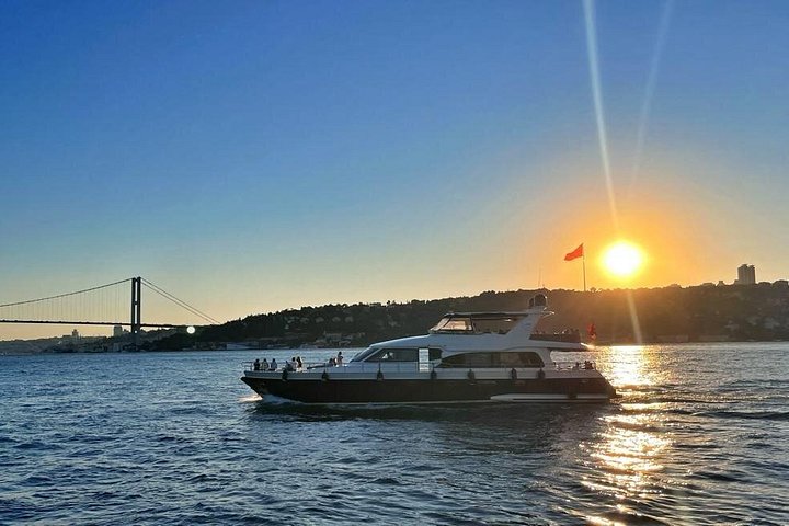 Luxe jachtcruise op de Bosporus van Istanbul bij zonsondergang, met iconische bezienswaardigheden, foto 16 | wizardtrip