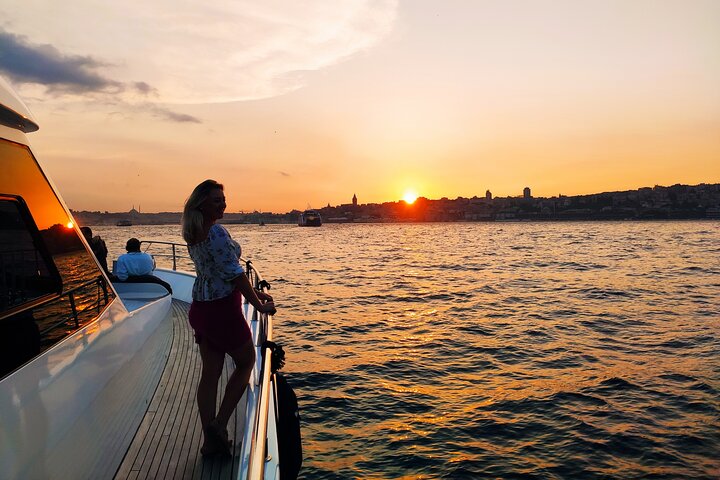 Luxe jachtcruise op de Bosporus van Istanbul bij zonsondergang, met iconische bezienswaardigheden, foto 17 | wizardtrip