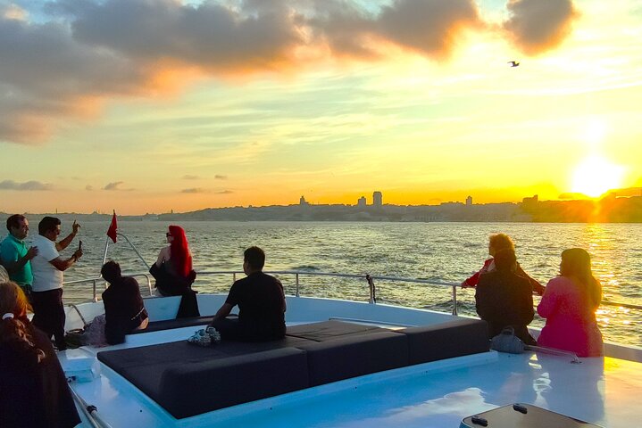 Luxe jachtcruise op de Bosporus van Istanbul bij zonsondergang, met iconische bezienswaardigheden, foto 18 | wizardtrip