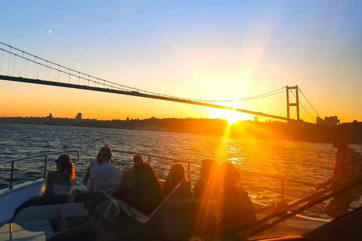 Luxe jachtcruise op de Bosporus van Istanbul bij zonsondergang, met iconische bezienswaardigheden, foto 22 | wizardtrip