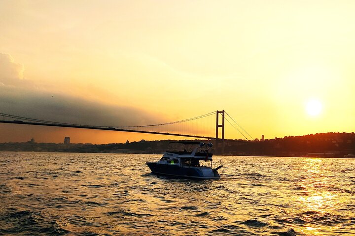 Luxe jachtcruise op de Bosporus van Istanbul bij zonsondergang, met iconische bezienswaardigheden, foto 23 | wizardtrip