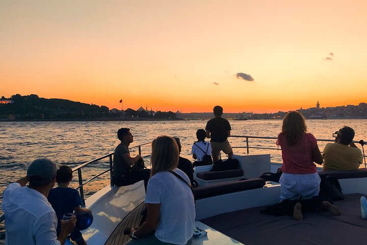 Luxe jachtcruise op de Bosporus van Istanbul bij zonsondergang, met iconische bezienswaardigheden, foto 24 | wizardtrip