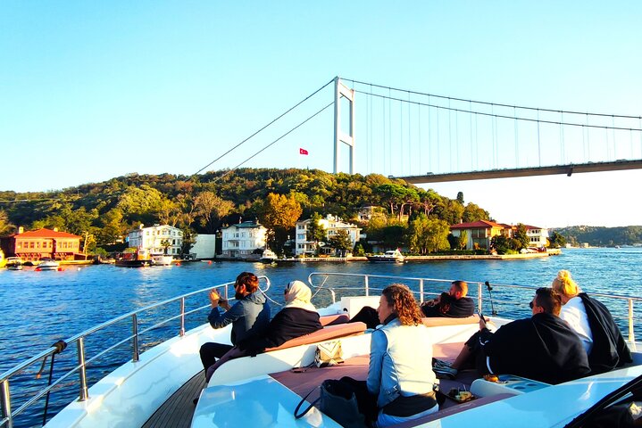 Luxe jachtcruise op de Bosporus van Istanbul bij zonsondergang, met iconische bezienswaardigheden, foto 25 | wizardtrip