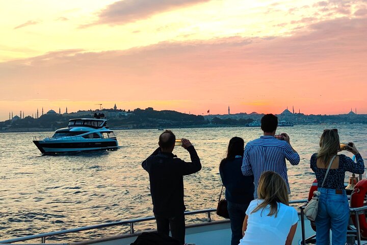 Luxe jachtcruise op de Bosporus van Istanbul bij zonsondergang, met iconische bezienswaardigheden, foto 28 | wizardtrip