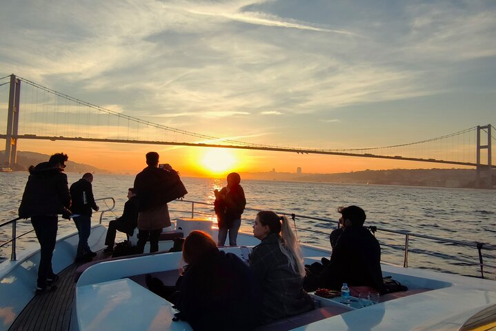 Luxe jachtcruise op de Bosporus van Istanbul bij zonsondergang, met iconische bezienswaardigheden, foto 29 | wizardtrip