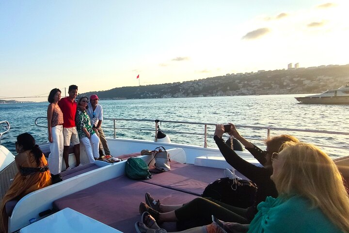 Luxe jachtcruise op de Bosporus van Istanbul bij zonsondergang, met iconische bezienswaardigheden, foto 32 | wizardtrip