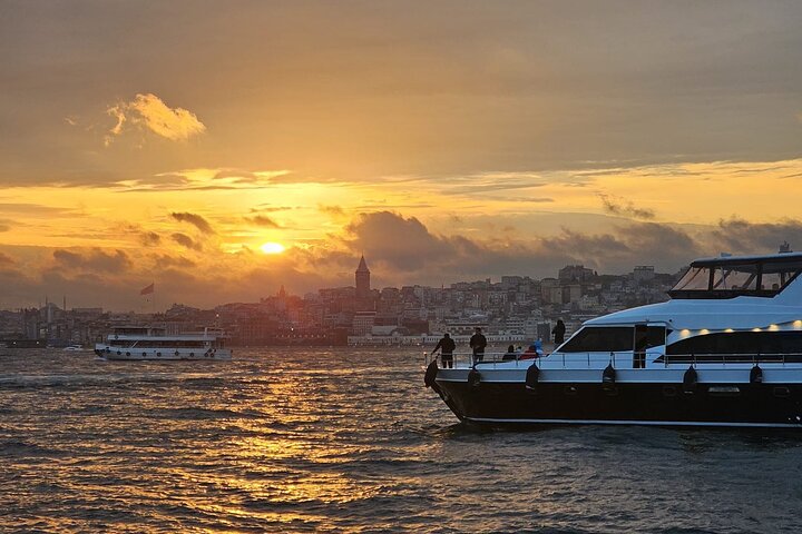 Luxe jachtcruise op de Bosporus van Istanbul bij zonsondergang, met iconische bezienswaardigheden, foto 35 | wizardtrip