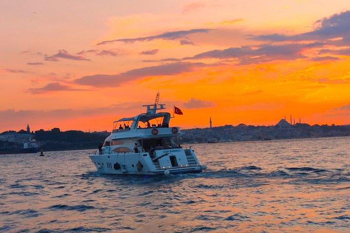 Luxe jachtcruise op de Bosporus van Istanbul bij zonsondergang, met iconische bezienswaardigheden, foto 37 | wizardtrip