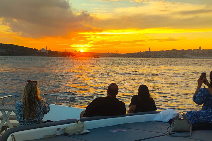 Luxe jachtcruise op de Bosporus van Istanbul bij zonsondergang, met iconische bezienswaardigheden, foto 39 | wizardtrip