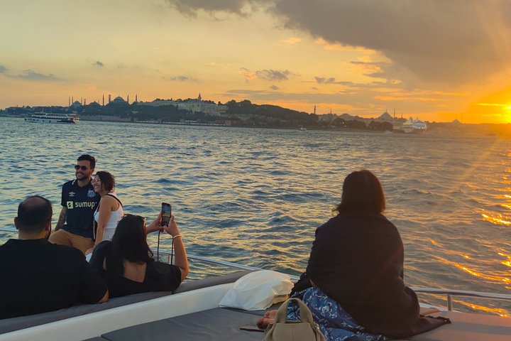 Luxe jachtcruise op de Bosporus van Istanbul bij zonsondergang, met iconische bezienswaardigheden, foto 40 | wizardtrip