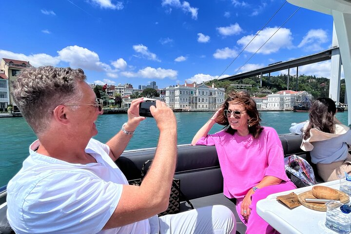 Croisière en yacht sur le Bosphore à Istanbul avec guide et arrêt côté asiatique | wizardtrip