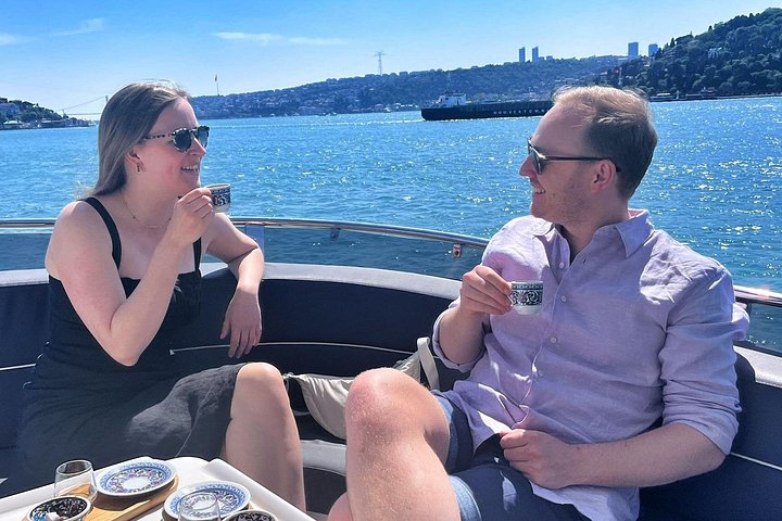 Crociera in yacht di lusso sul Bosforo di Istanbul, con monumenti europei e asiatici, foto 11 | wizardtrip