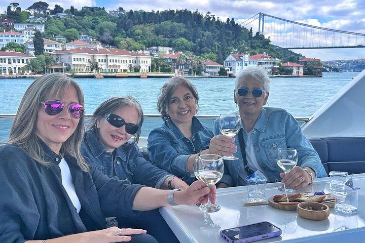 Crociera in yacht di lusso sul Bosforo di Istanbul, con monumenti europei e asiatici, foto 12 | wizardtrip