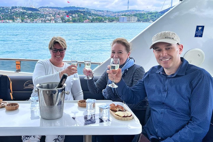 Crociera in yacht di lusso sul Bosforo di Istanbul, con monumenti europei e asiatici, foto 17 | wizardtrip