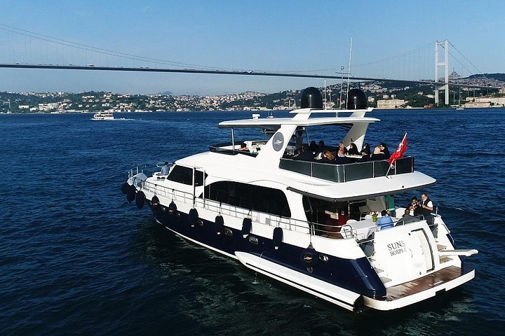 Crociera in yacht di lusso sul Bosforo di Istanbul, con monumenti europei e asiatici, foto 19 | wizardtrip