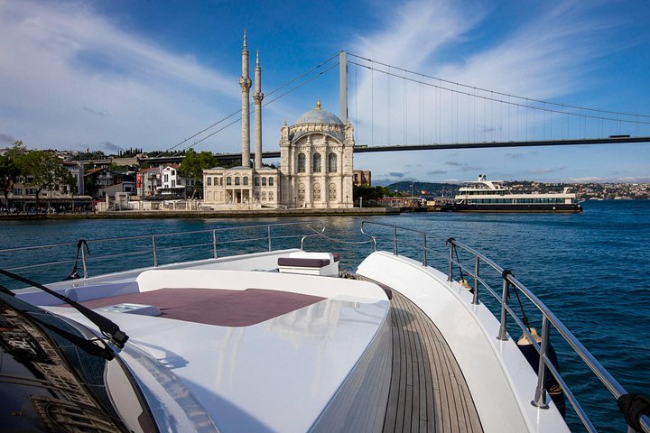 Crociera in yacht di lusso sul Bosforo di Istanbul, con monumenti europei e asiatici, foto 24 | wizardtrip