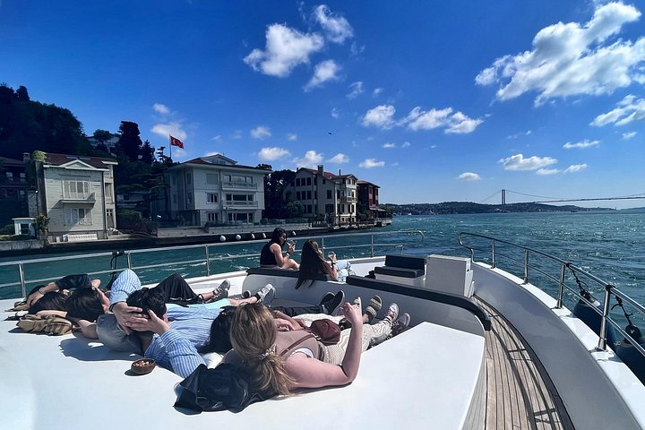 Crociera in yacht di lusso sul Bosforo di Istanbul, con monumenti europei e asiatici, foto 25 | wizardtrip