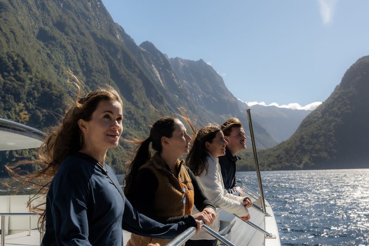 Tour in pullman e crociera a Milford Sound da Queenstown, Nuova Zelanda, che mostra splendidi paesaggi del fiordo, foto 17 | wizardtrip