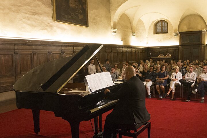 Genießen Sie ein italienisches Opernkonzert in der historischen Santa Monaca Kirche in Florenz mit berühmten Arien und Kunst, Foto 11 | wizardtrip