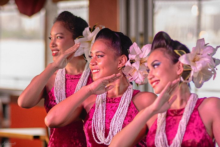Crucero con cena al atardecer con espectáculo polinesio y buffet en Oahu, Hawái, foto 14 | wizardtrip