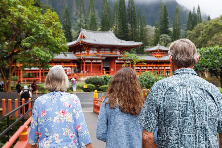 Explore Oahu's diverse landscapes and attractions on a full or half-day guided island tour, photo 1 | wizardtrip