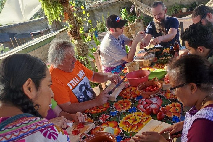Leer traditionele Oaxacaanse kookkunst in een praktische les, bereid authentieke gerechten en geniet van een gezamenlijke maaltijd, foto 42 | wizardtrip