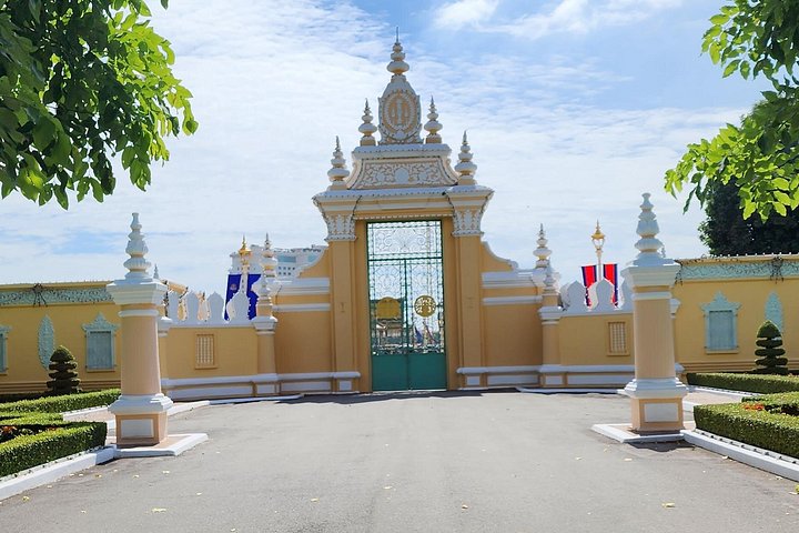 A comprehensive tour of Phnom Penh's historical sites, including temples, museums, and genocide memorials, photo 10 | wizardtrip