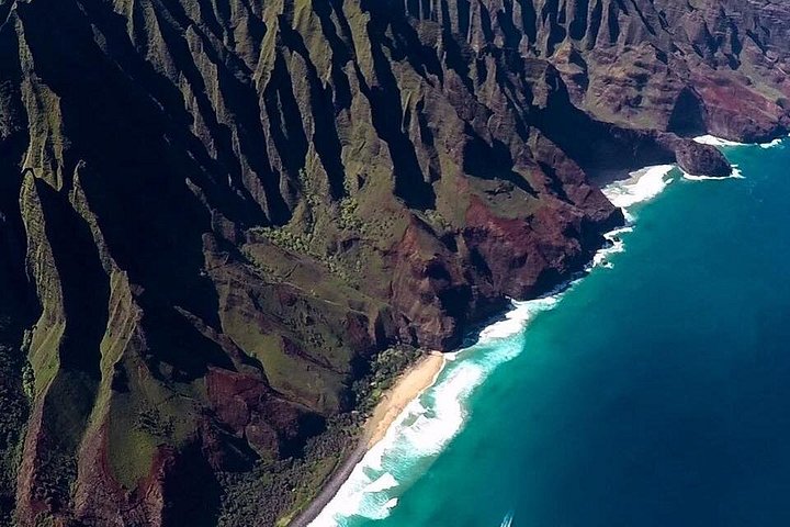 Scenic aerial views of Kauai's dramatic coastlines, canyons, and waterfalls from a sightseeing flight, photo 6 | wizardtrip