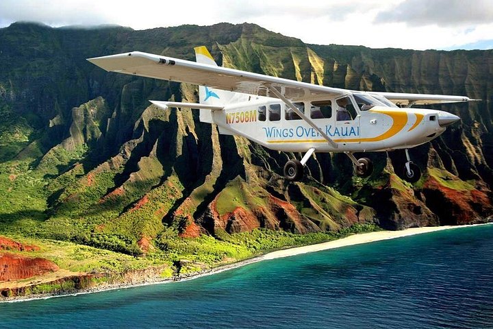 Scenic aerial views of Kauai's dramatic coastlines, canyons, and waterfalls from a sightseeing flight, photo 7 | wizardtrip