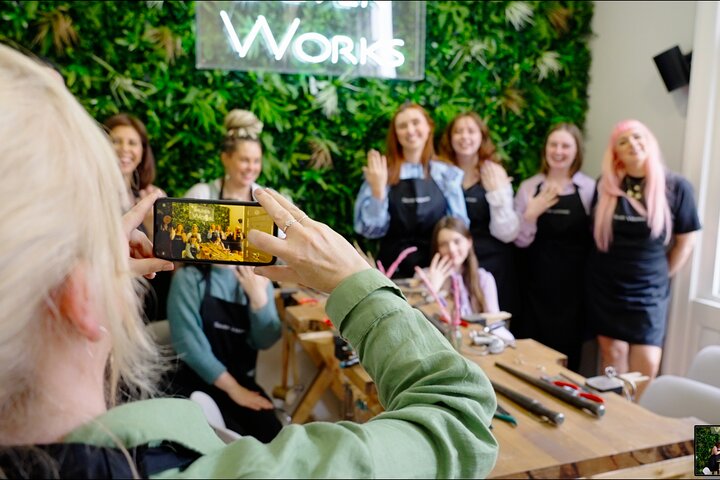 Lär dig smida en hamrad silverring i en smyckesverkstad i Dublin, foto 9 | wizardtrip