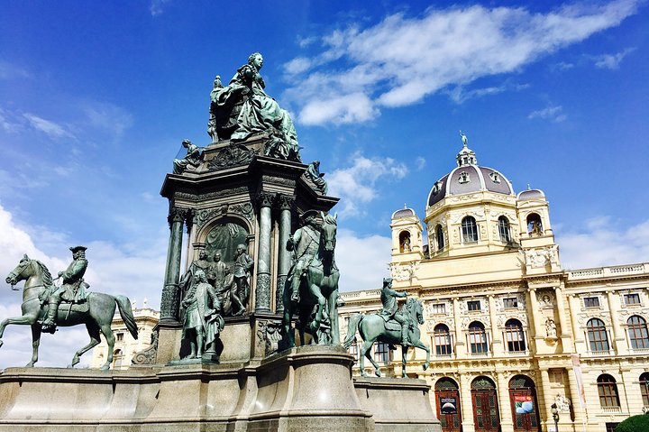 Vandretur i Wiens historiske sentrum, som viser landemerker som Hofburg-palasset og Stefansdomen, foto 6 | wizardtrip