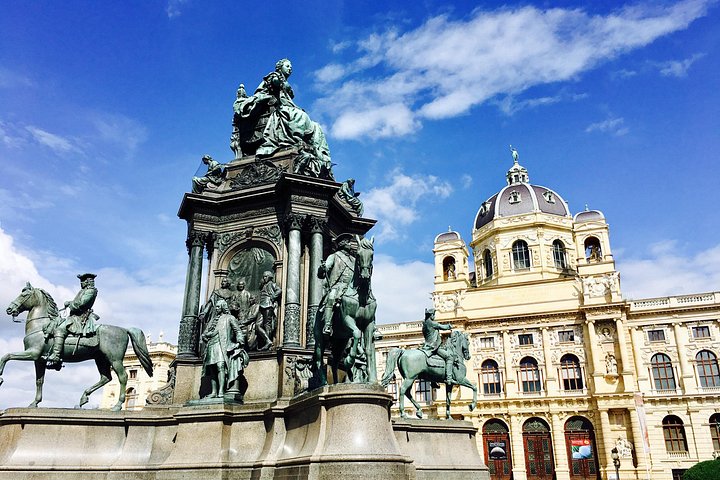 Vandretur i Wiens historiske sentrum, som viser landemerker som Hofburg-palasset og Stefansdomen, foto 14 | wizardtrip