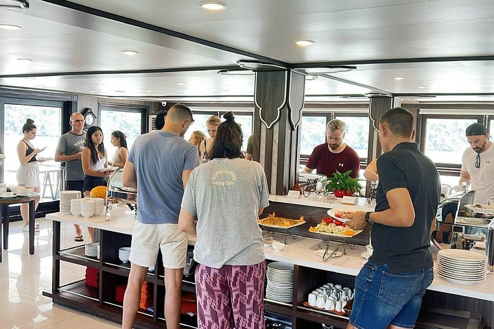 Scenic cruise through Ha Long Bay and Lan Ha Bay with kayaking and island exploration, photo 16 | wizardtrip