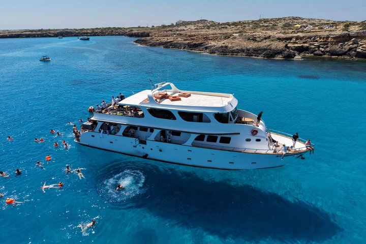 Croisière en yacht de luxe le long de la côte de Protaras, Chypre, avec arrêts baignade et toboggan, photo 6 | wizardtrip