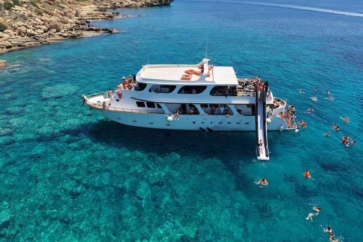 Croisière en yacht de luxe le long de la côte de Protaras, Chypre, avec arrêts baignade et toboggan, photo 9 | wizardtrip