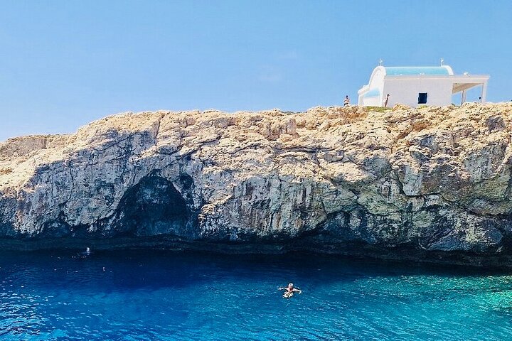 Croisière en yacht de luxe le long de la côte de Protaras, Chypre, avec arrêts baignade et toboggan, photo 15 | wizardtrip