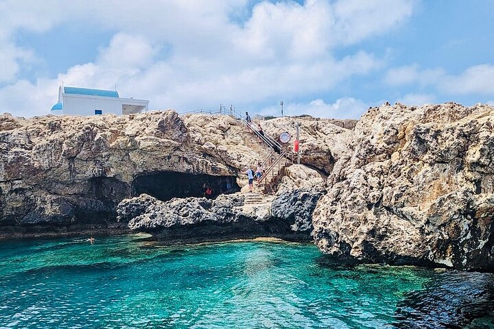 Croisière en yacht de luxe le long de la côte de Protaras, Chypre, avec arrêts baignade et toboggan, photo 16 | wizardtrip