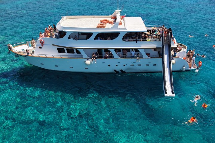 Croisière en yacht de luxe le long de la côte de Protaras, Chypre, avec arrêts baignade et toboggan, photo 25 | wizardtrip