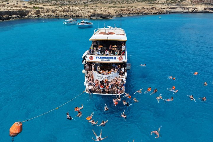 Croisière en yacht de luxe le long de la côte de Protaras, Chypre, avec arrêts baignade et toboggan, photo 26 | wizardtrip