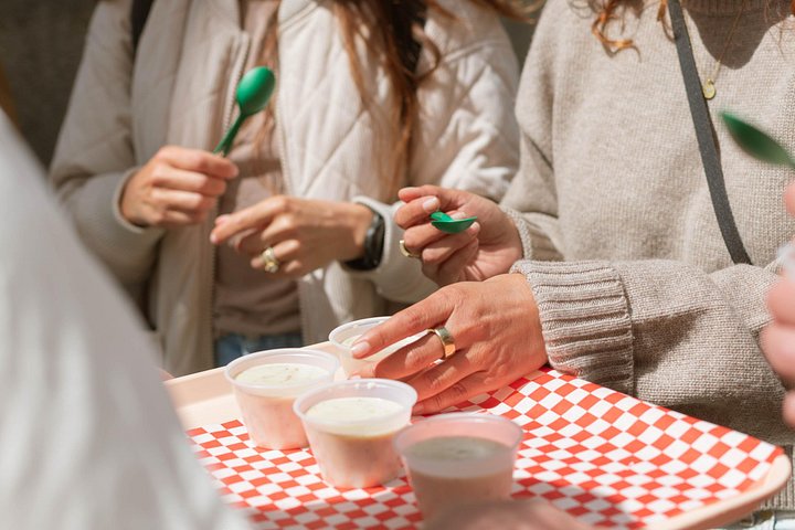 Eine lebendige Food-Tour durch Seattles Pike Place Market, die lokale Köstlichkeiten und Händlerinteraktionen zeigt, Foto 7 | wizardtrip
