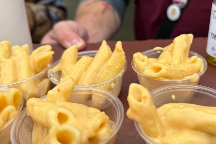 Eine lebendige Food-Tour durch Seattles Pike Place Market, die lokale Köstlichkeiten und Händlerinteraktionen zeigt, Foto 9 | wizardtrip