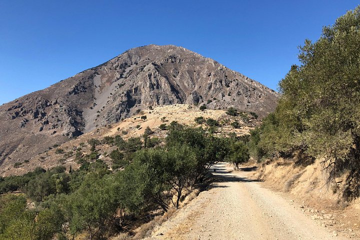Utforsk Zeus-grotten, Lassithiplatået og tradisjonelle kretiske landsbyer på en Land Rover-tur fra Agios Nikolaos, foto 7 | wizardtrip